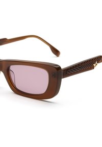 Occhiali da sole in plastica marrone con montatura rettangolare e lenti rosa chiaro; le aste presentano un motivo testurizzato e un accento dorato.