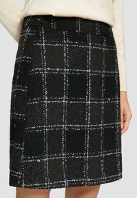 s.Oliver MIT PEPITA MUSTER - Jupe trapèze - schwarz