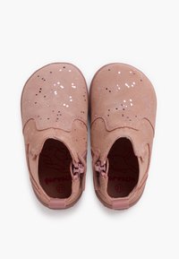 Zapatos de ante rosa con purpurina esparcida, punta redondeada, cierre de cremallera a cada lado y forro interior suave con un estampado gráfico. Talla 21.