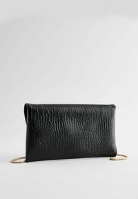 Clutch de cuero sintético negro con un patrón texturizado de cocodrilo, con una forma rectangular elegante y una cadena dorada como correa para el hombro.