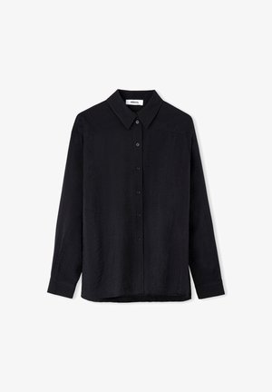 Czarna koszula na długi rękaw z guzikami, o spiczastym kołnierzyku, wykonana z teksturowanej tkaniny, z metką marki wszytą wewnątrz kołnierza.