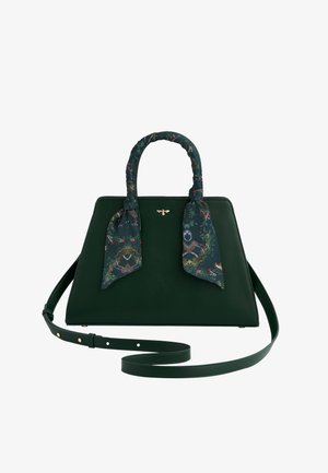 Zielona skórzana torebka o strukturalnym kształcie, z wzorzystą jedwabną chustą zawiązaną na uchwycie oraz odpinanym paskiem na ramię.