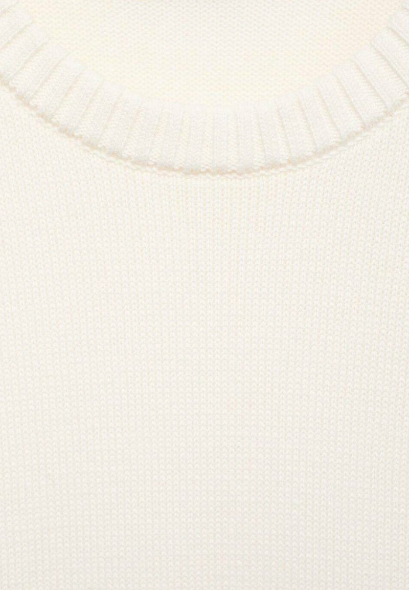 Cremfarbener Strickpullover mit einem gerippten Rundhalsausschnitt, der eine glatte Textur und ein gleichmäßiges Maschenmuster aufweist.