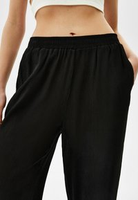 Bershka Tygbyxor - black