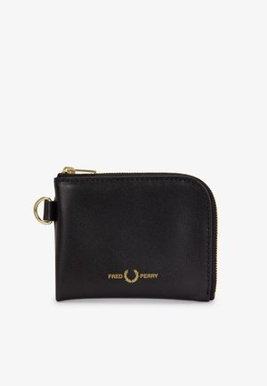 Sort læderpung med lynlås i guld og ring, med Fred Perry-logo i guld på fronten.