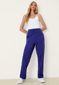 QS JOG MIT ZIERNAHT - Jogginghose - ozeanblau