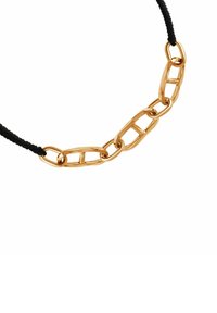 Złoty łańcuszek z gładkimi, wypolerowanymi ogniwami. Czarna linka dodaje kontrastu, wzbogacając teksturę projektu.