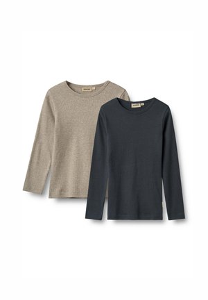 Zwei Longsleeve-T-Shirts: eines in Beigefarben, das andere in Dunkelgrau. Beide haben runde Ausschnitte und einen weichen, strukturierten Stoff.