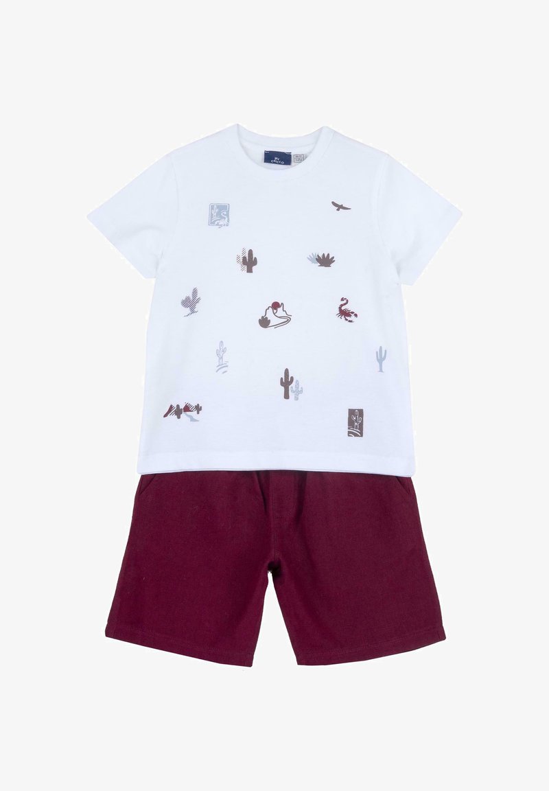 T-shirt en coton blanc avec des imprimés colorés d'animaux et de cactus; associé à un short bordeaux avec poches latérales et coupe ample.
