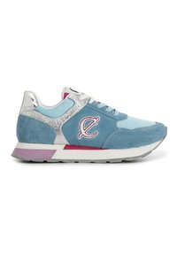 Zapatillas de ante azul con acentos plateados, detalles en rosa y un diseño de cordones blancos. Presenta un logo con patrón en el lateral y una suela acolchada.