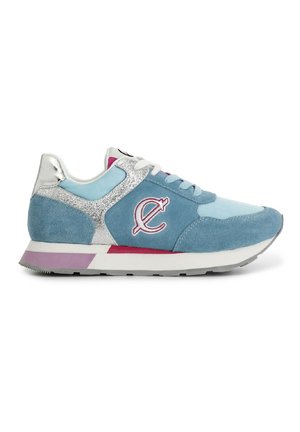 Blaue Wildleder-Sneaker mit silbernen Akzenten, pinken Details und einem weißen Schnürdesign. Verfügt über ein gemustertes Logo an der Seite und eine gepolsterte Sohle.