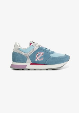 Zapatillas de ante azul con acentos plateados, detalles en rosa y un diseño de cordones blancos. Presenta un logo con patrón en el lateral y una suela acolchada.