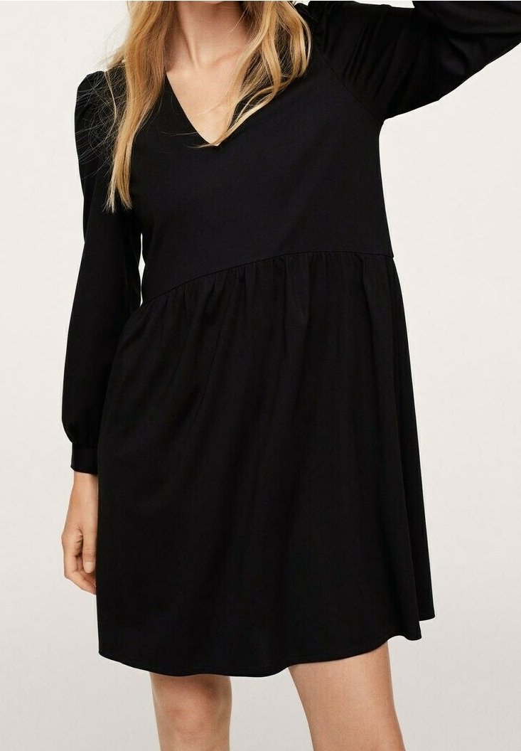 Robe noire à manches longues avec décolleté en V, taille froncée et tissu doux. Le design présente une coupe fluide en A avec un style minimaliste.