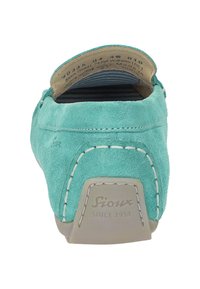 Türkise Wildleder-Slipper mit abgerundetem Hinterteil, Nahtdetails und einer grauen Gummisohle. Das Innenfutter hat einen gestreiften Bezug.