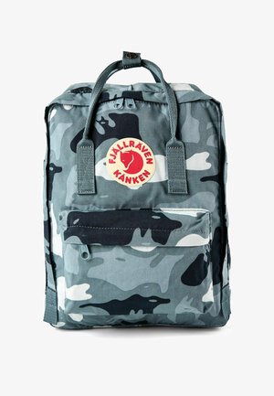 Grauer und schwarzer Tarnmuster Fjällräven Kånken Rucksack mit Frontreißverschlusstasche und oberen Tragegriffen.