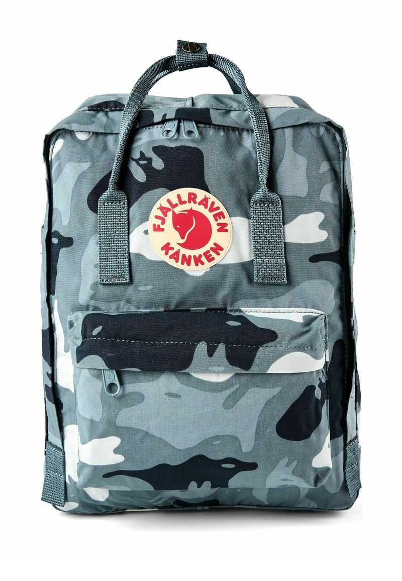 Sac à dos Fjällräven Kånken camouflage gris et noir avec poche avant zippée et poignées de transport supérieures.