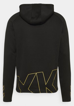 Sort hoodie med lange ærmer med stort gult kantet design nær kanten og mindre matchende accenter på ærmerne.