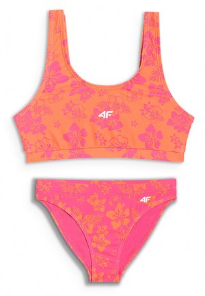 Dwuczęściowy strój kąpielowy z pomarańczowo-różowym kwiatowym wzorem, górna część w stylu sportowego biustonosza oraz dopasowane majtki bikini, oba z białymi logo 4F.