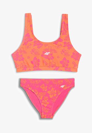 Maillot de bain deux pièces avec motif floral orange et rose, haut style brassière de sport et bas de bikini assorti, tous deux avec logos 4F blancs.