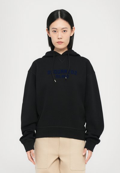 Μαύρο βαμβακερό hoodie με εκτύπωση μπροστά "D-SQUARED2 MILANO" σε σκούρο μπλε, με κουκούλα που προσαρμόζεται με κορδόνι και ριμπ μανίκια.
