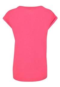 Rosa t-skjorte med korte ermer og rund hals. Mykt, glatt stoff med rett snitt og subtile sidesømmer. Ingen synlige mønstre eller detaljer.