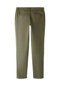 Pantaloni in cotone verde oliva con taglio dritto, dotati di due tasche posteriori e una texture liscia. Nessun motivo visibile o dettagli hardware.
