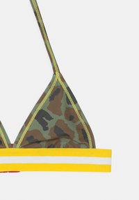 Top de biquíni em triâgulo com padrão de camuflagem verde, apresentando uma faixa inferior em amarelo e branco, alças finas e textura de tecido suave.