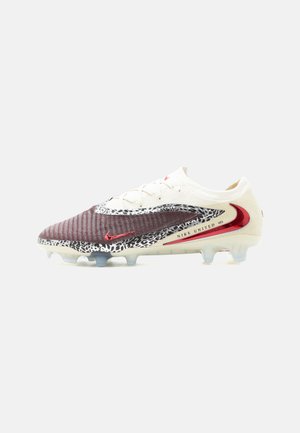 Voetbalschoen met bovenzijde van wit en kastanjebruin gebreid materiaal, rode Nike-swoosh, zwarte en witte dierenprintaccenten en doorzichtige zool met noppen.