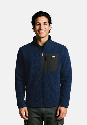 Marineblaue Fleecejacke mit strukturiertem Finish, durchgehendem Reißverschluss und einer schwarzen Brusttasche mit Logo. Lange Ärmel und stehender Kragen.