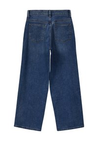 Jeansy o szerokich nogawkach w ciemnym niebieskim kolorze; posiadają pięć kieszeni, wytrzymałe szwy oraz klasyczny pas z szlufkami na pasek. Gładka faktura.