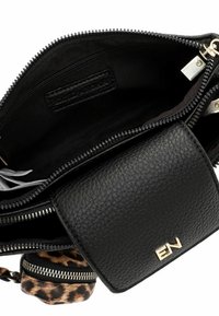 Borsa a tracolla in pelle nera texturizzata con un logo dorato, dotata di una tasca interna con zip e un piccolo portamonete con stampa leopardata attaccato.