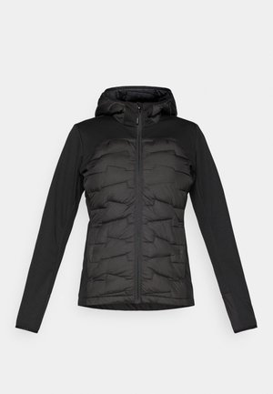 Schwarze Kapuzenjacke mit einer gesteppte Vorderseite und glatten Ärmeln. Reißverschluss vorne, mit subtilen Texturunterschieden in den Materialien.