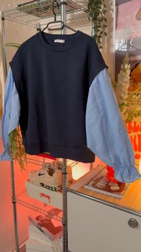 Námornícky sveter s svetlomodrými puff rukávmi, rebrovaným okrúhlym výstrihom a elastickými manžetami. Mäkká látka s voľným strihom.