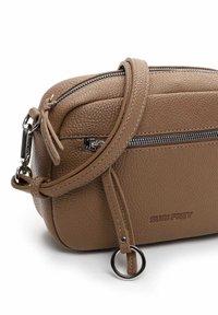 Borsa a tracolla in pelle marrone con texture, chiusura con zip, hardware in argento, tracolla regolabile e nome del brand impresso sul lato.