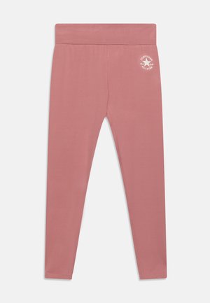 Leggings roses en tissu doux, dotés d'une large taille élastique et d'un petit logo blanc sur la hanche gauche.