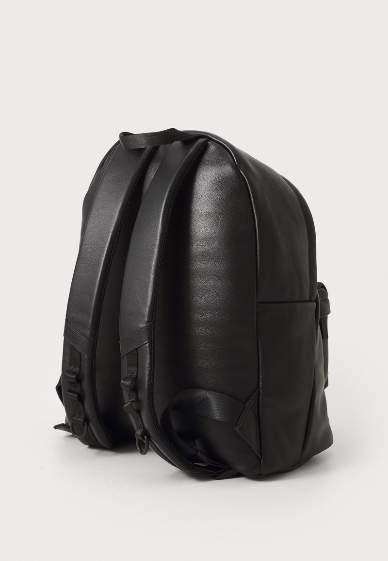 dsquared2 leather backpack with decorative patches and multiple pockets this leather backpack is the ideal solution to combine with many outfits during the week and at the weekend Backpack Dsquared2 | with addition