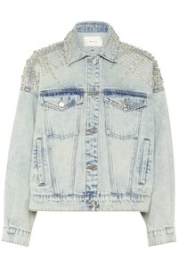 Jeans jakna svijetloplave boje s perlicama i zakovicama na ramenima, ima kopčanje na dugmad, dva džepa na prsima i blago skraćeni kroj.