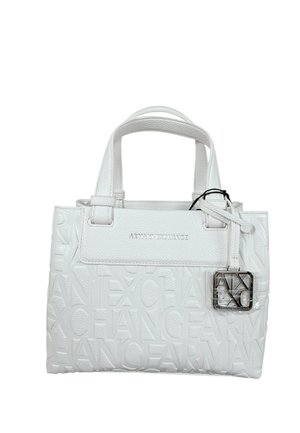 Sac à main blanc Armani Exchange avec motif de logo en relief, doubles poignées, rabat avant et un pendentif métallique carré suspendu sur le côté.