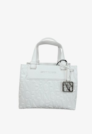 Weiße Armani Exchange Handtasche mit geprägtem Logomuster, doppelten Griffen, Vorderklappe und einem quadratischen Metallanhänger an der Seite.