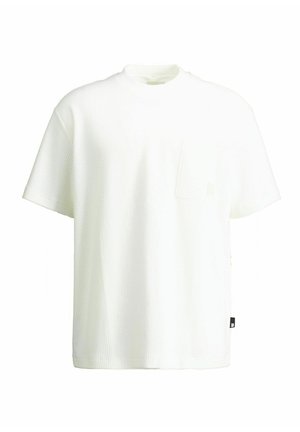 Balta īsroku teksturēta T-krekls ar mazu krūšu kabatu un melnu etiķeti uz apakšējā sānu šuves.