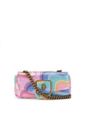 Kleine rechteckige Handtasche mit mehrfarbigem pastellfarbenem Wirbelmuster, goldfarbenem Kettenriemen und verziertem Schmuckverschluss auf der vorderen Klappe.