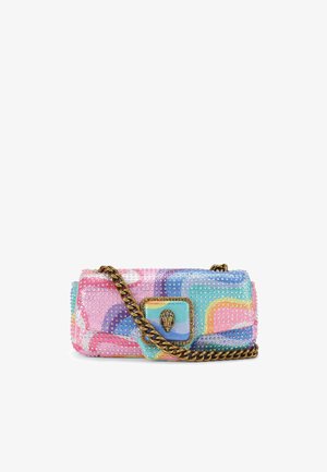 Petit sac à main rectangulaire avec motif tourbillon pastel multicolore, bandoulière chaînette dorée et fermoir décoratif orné de pierres sur le rabat avant.