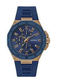 Reloj con correa de silicona azul, caja octagonal de tono dorado, esfera azul texturizada, tres subesferas, marcadores de horas dorados y logotipo de GUESS.