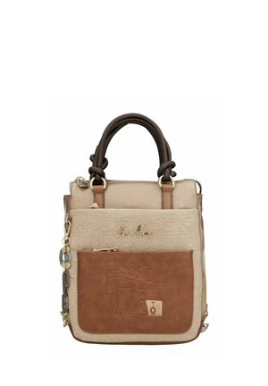 Sac à main beige et marron avec motifs en relief, double poignée supérieure et ferrures dorées. Comprend une poche avant avec un emblème décoratif et un porte-clés.