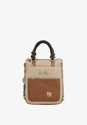 Sac à main beige et marron avec motifs en relief, double poignée supérieure et ferrures dorées. Comprend une poche avant avec un emblème décoratif et un porte-clés.