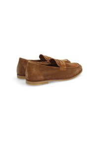 Braune Wildleder-Loafers mit einer flachen Gummi-Sohle und einer gestickten Vorderseite, die ein klassisches Slipper-Design und eine weiche Textur aufweisen.