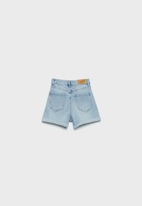 Shorts de mezclilla en azul claro, con dobladillo enrollado, dos bolsillos traseros y una etiqueta de cuero marrón claro en la cintura. Textura suave.
