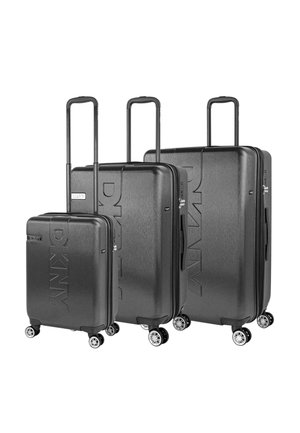 Tres maletas rígidas negras con asas telescópicas y cuatro ruedas, dispuestas por tamaño de la más pequeña a la más grande, con el logo de DKNY.