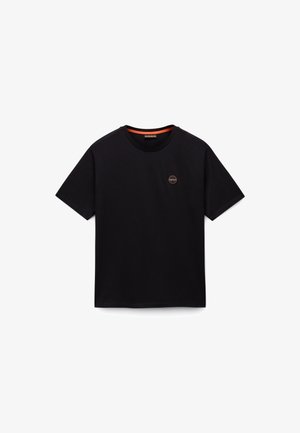 Camiseta negra de manga corta con cuello redondo, con un pequeño logo redondo en el pecho izquierdo y detalle naranja en el interior del cuello.