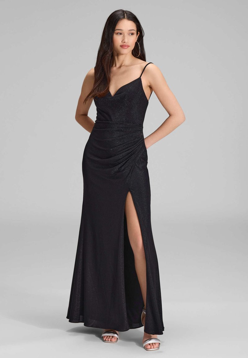 Musta ilta-asu, jossa on muotoiltu vartalo, V-aukko ja ohut hihna. Sisältää laskoksia ja sivuhaalaria, valmistettu kimaltavasta kankaasta.